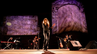 Carla Bruni seduce Spoleto, 'finalmente canto in Italia'