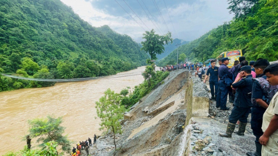 Nepal recupera un cuerpo tras el accidente que arrastró a cerca de 50 personas a un río