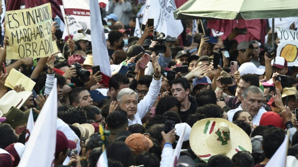 AMLO encabeza multitudinaria marcha en México y muestra músculo de cara a presidenciales