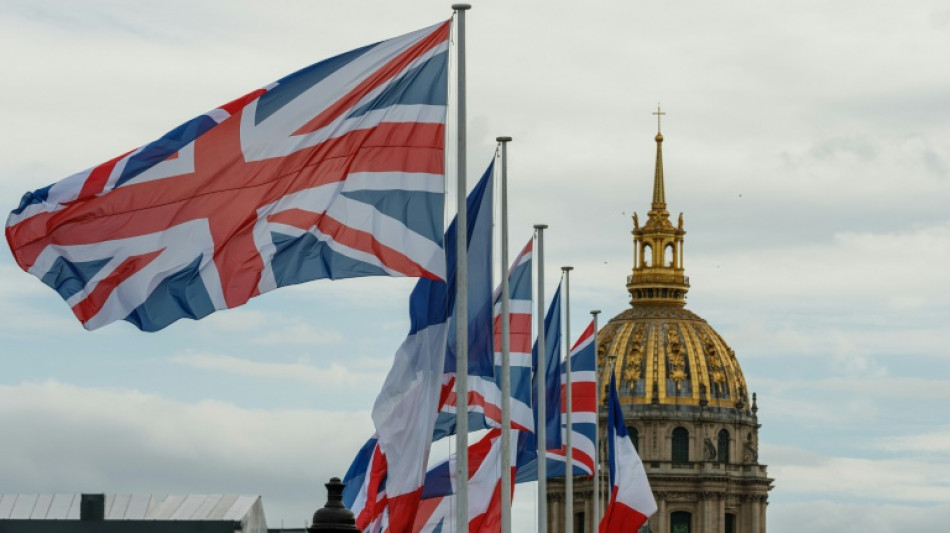 França estende tapete vermelho para Charles III em sua primeira visita como rei