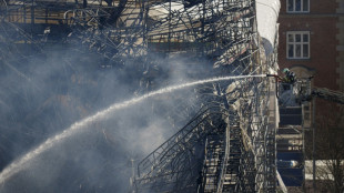 Los bomberos batallan por segundo día contra el incendio en la antigua Bolsa de Copenhague