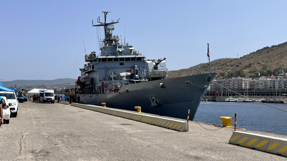 Nave Marina pronta a trasferire migranti in Albania