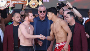 Alverez, Munguia make weight for super-middleweight world title bout