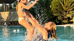 Meloni posta foto in piscina, 'buon Ferragosto a tutti!'