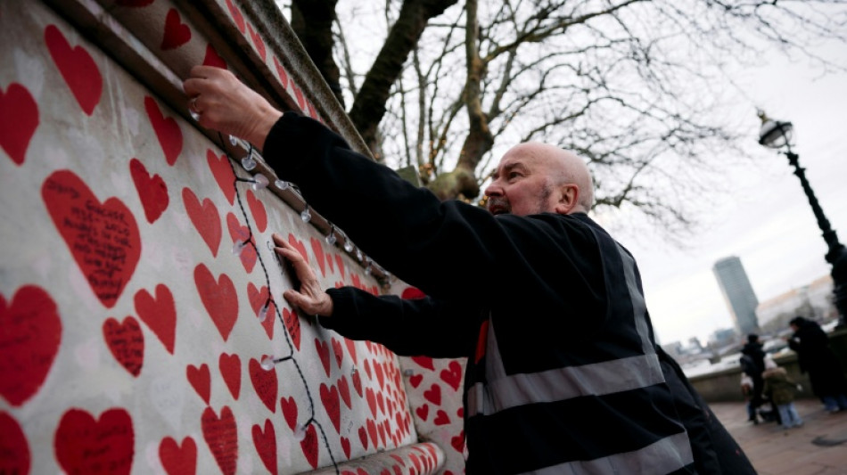 A Londres, un mur du souvenir pour les victimes du Covid s'illumine pour Noël