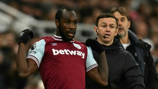 Michail Antonio passa por cirurgia e segue hospitalizado, informa o West Ham