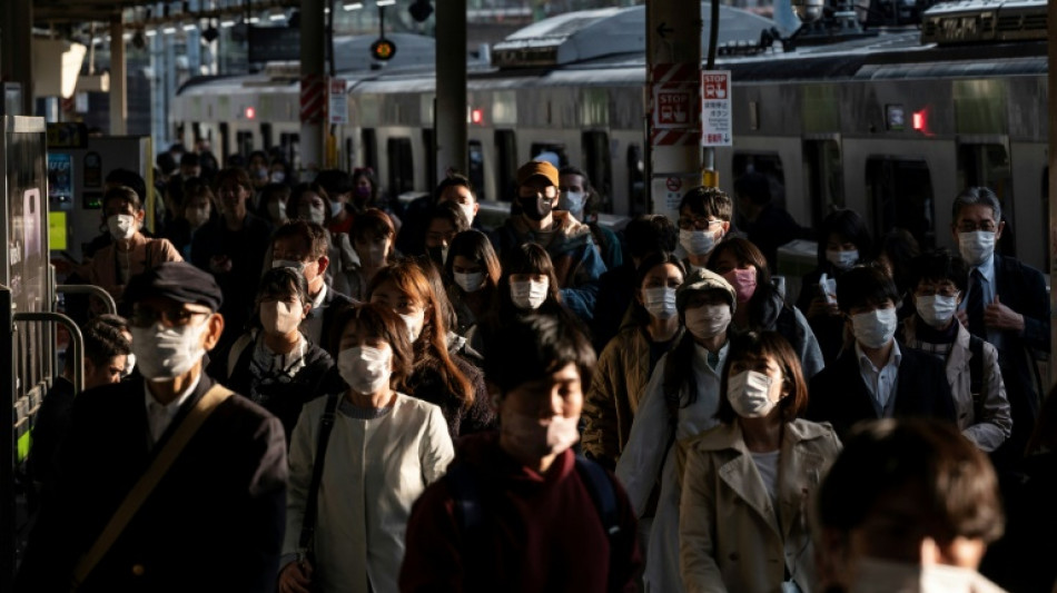 Japón alivia normas de uso de mascarilla, pero pocos están dispuestos a cambiar