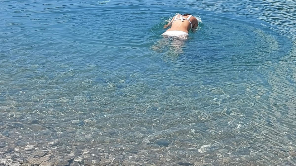 Il primo tuffo di Chiara, 14enne con la sindrome di Ondine