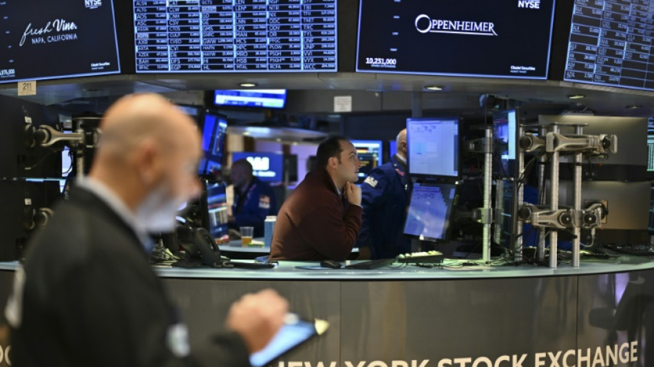 Wall Street ouvre en ordre dispersé, digère l'inflation côté producteurs