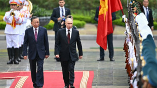 Putin visita o Vietnã depois de assinar acordo de defesa com a Coreia do Norte