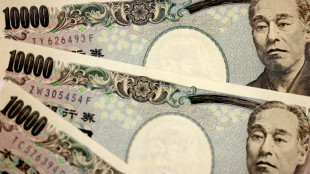 El yen japonés cae frente al dólar a su nivel más bajo en 20 años