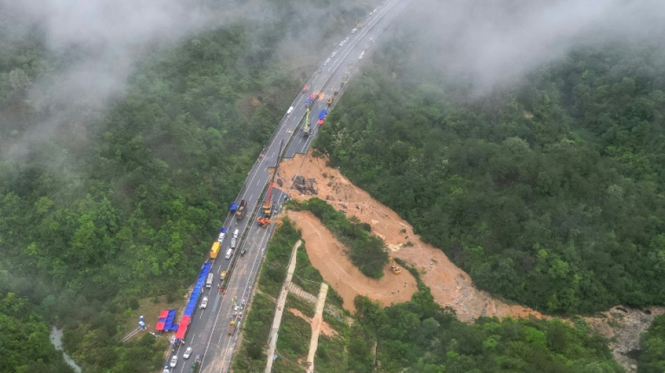 Aumentan a 36 los muertos por colapso de carretera en China