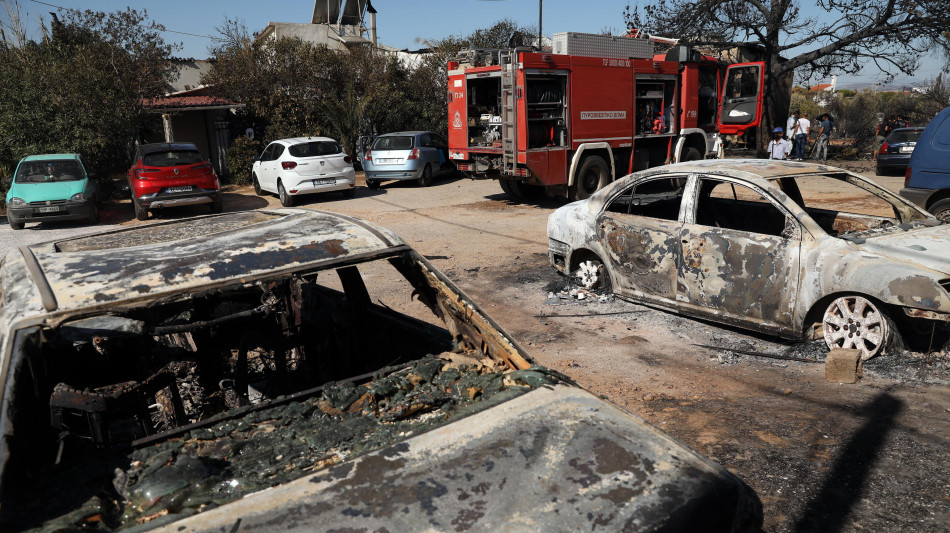 Fiamme domate intorno ad Atene ma resta l'allerta