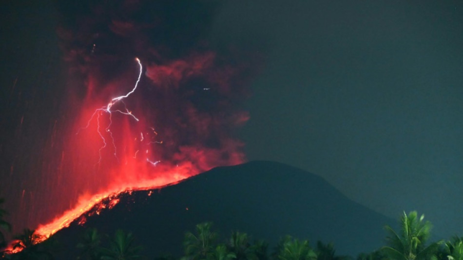 El volcán Ibu de Indonesia entra de nuevo en erupción 