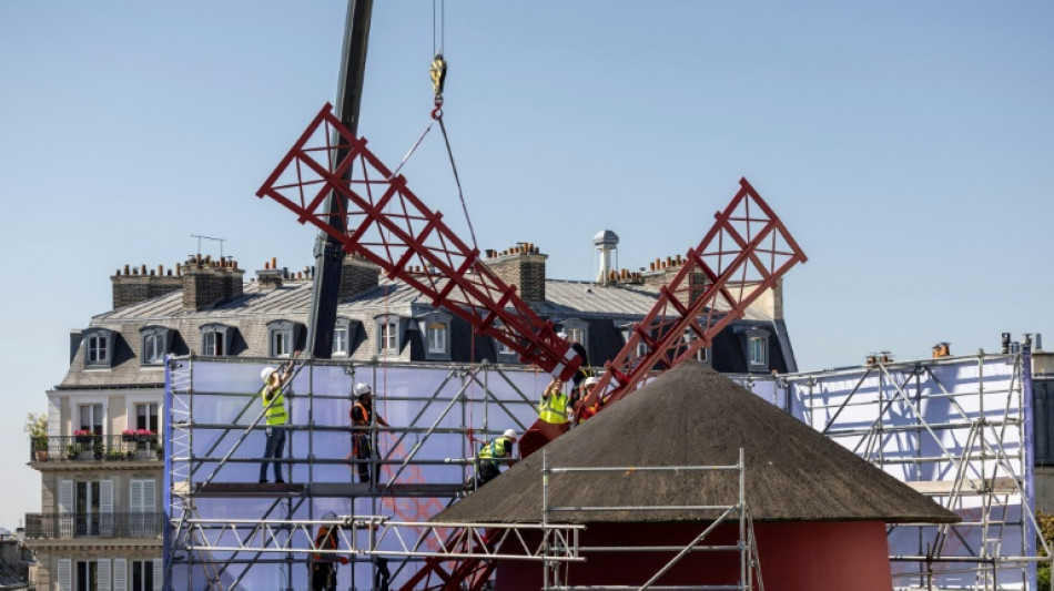 A Paris, le Moulin Rouge accueille de nouvelles ailes provisoires