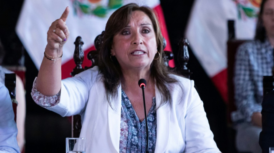 Presidenta de Perú descarta renunciar y "exige" al Congreso adelanto de elecciones