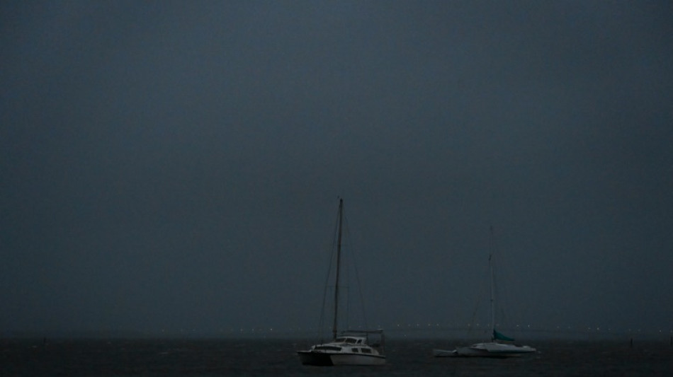 El huracán Nicole toca tierra en Florida tras pasar por Bahamas