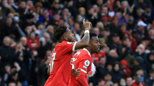 Man Utd slip up again in race for top four