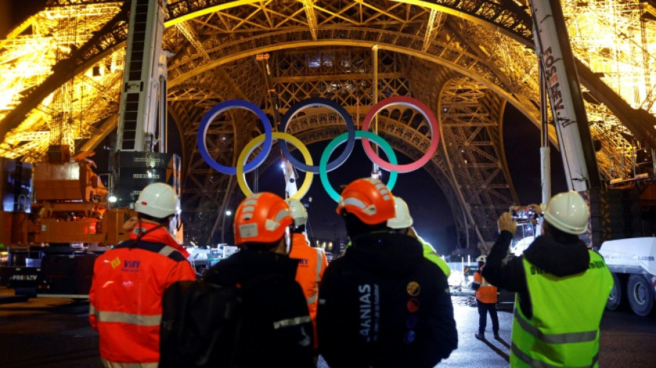 París retira os anéis olímpicos da Torre Eiffel