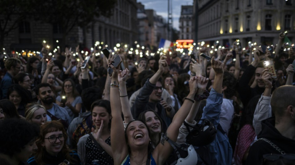 A Paris, des milliers de personnes célèbrent l'arrivée en tête de la gauche