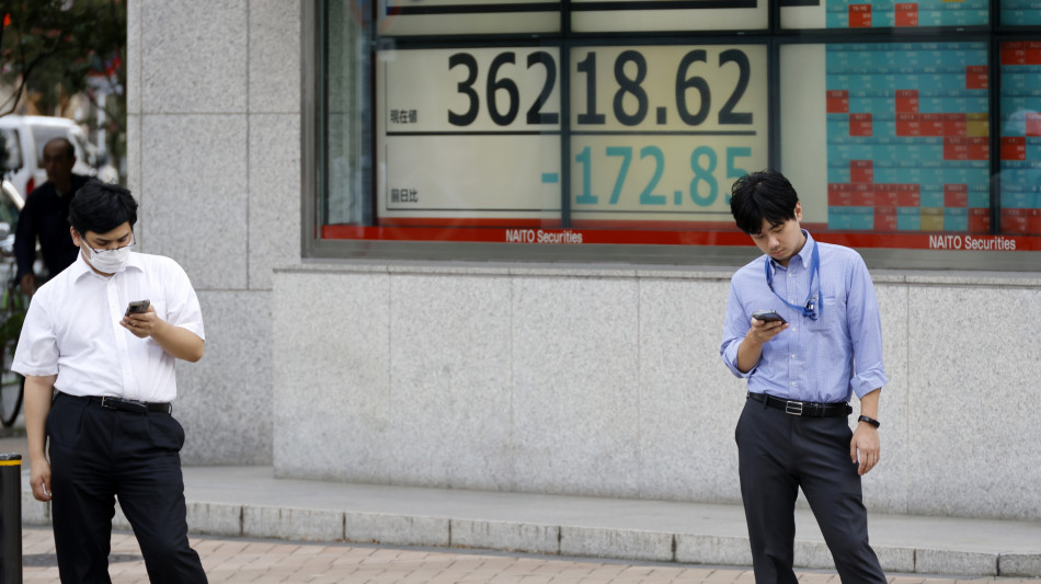 Borsa: Tokyo scende (-1%) con yen forte, bene Hong Kong