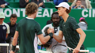 Monte-Carlo: Sinner écarte Rublev et retrouve les quarts