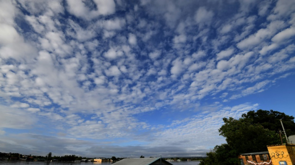 Hundreds of thousands at risk as Australian floods spread to Sydney