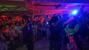 Sordos y oyentes se juntan para bailar en una discoteca de Shanghái