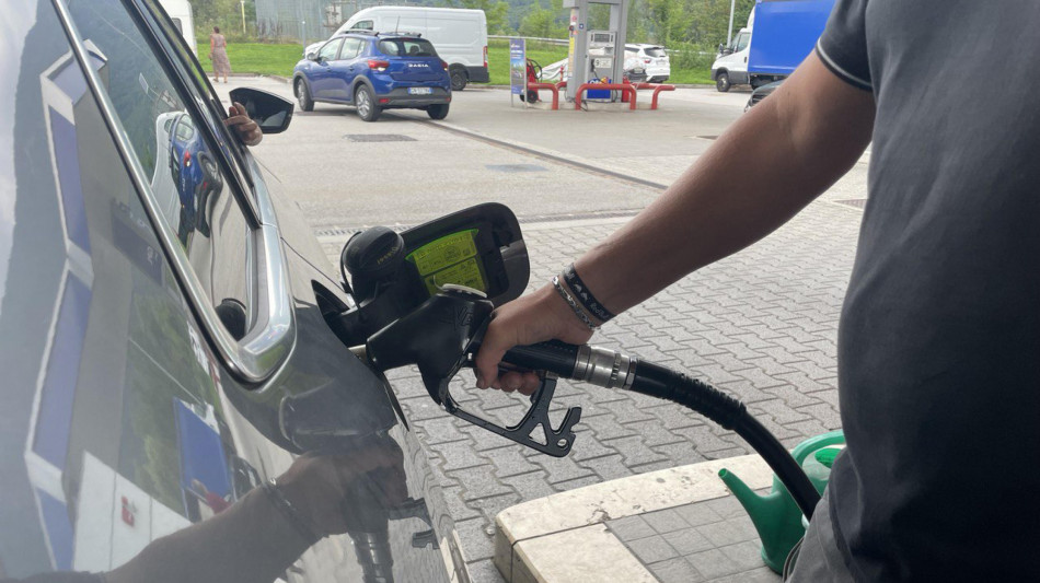 La benzina è ai minimi da 6 mesi, verde al self a 1,841 euro