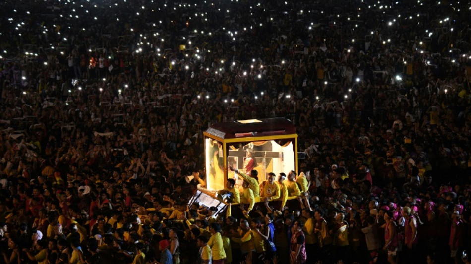 Aux Philippines, une foule de fidèles catholiques autour du "Nazaréen noir" en quête de miracles