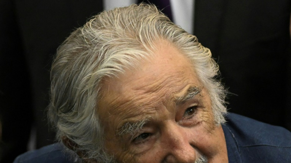 Mujica diz estar 'destruído' após tratamento contra o câncer