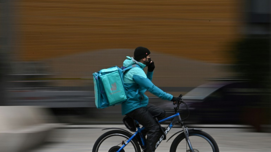 "Ubérisation": Deliveroo jugée à Paris pour travail dissimulé