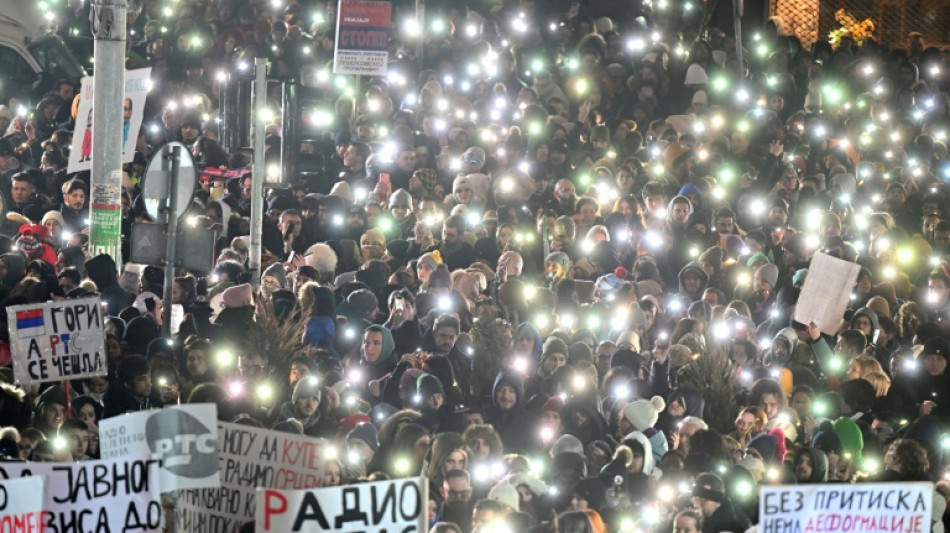 Des milliers de Serbes protestent devant la télévision nationale