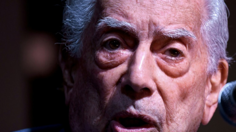 Mario Vargas Llosa recibe su espada de académico francés