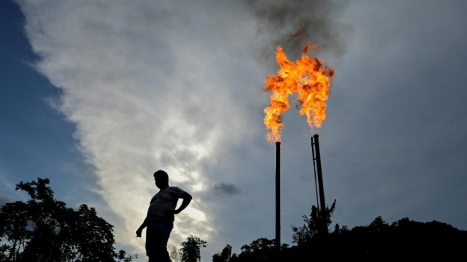 Concern as climate talks stalls on fossil fuels pledge