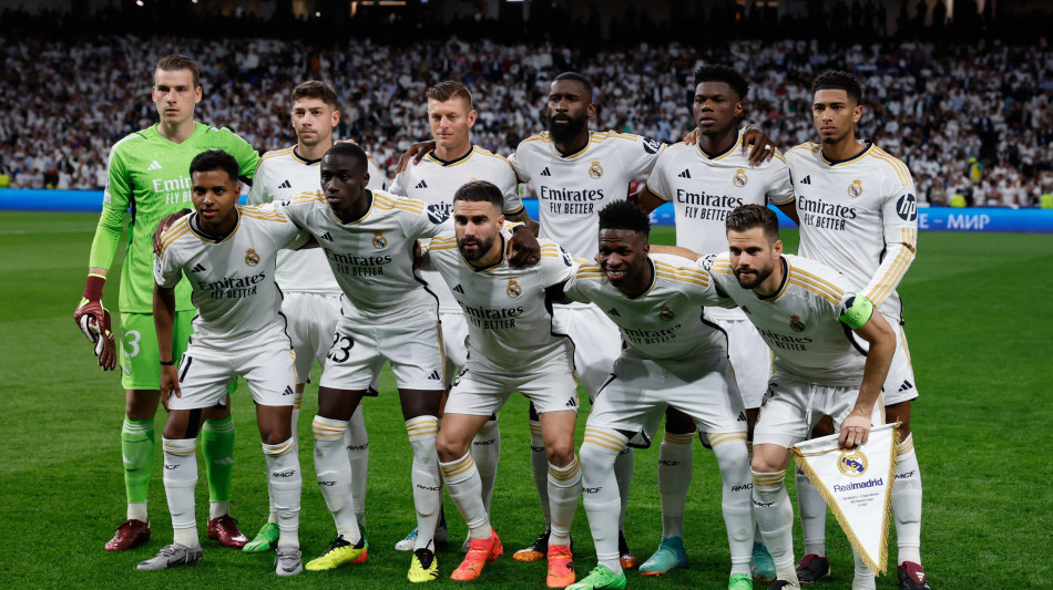 Champions: giocatori Real al Bernabeu con maglia 'a por la 15'