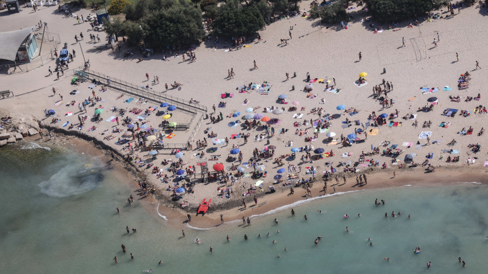 Sole e spiagge piene nel primo vero week end d'estate