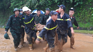 Vietnam: onze morts dans un glissement de terrain qui a emporté un van