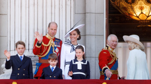 Saluto reale dal balcone, Carlo e Kate dominano la scena