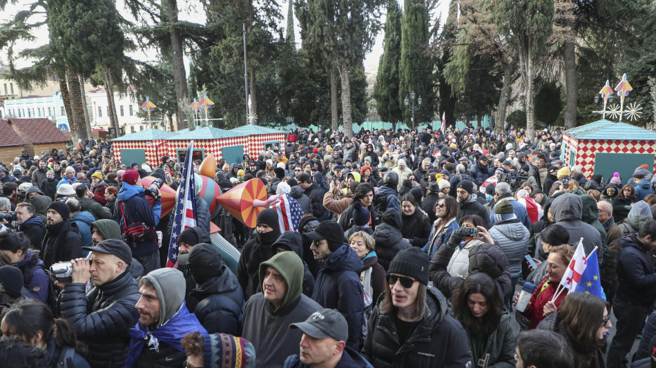 Georgia, migliaia di manifestanti davanti al Parlamento