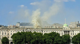 Un centenar de bomberos combaten un incendio en un histórico edificio de Londres