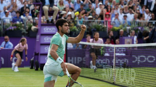 Alcaraz sofre em estreia na temporada de grama, mas avança no ATP 500 de Queen's