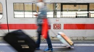 Urteil: Bahn darf nicht zur Auswahl von Anrede zwischen Mann und Frau zwingen 