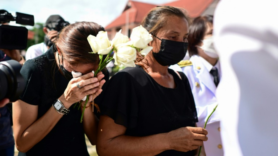 Tuerie dans une crèche en Thaïlande: des parents désemparés déposent des roses blanches