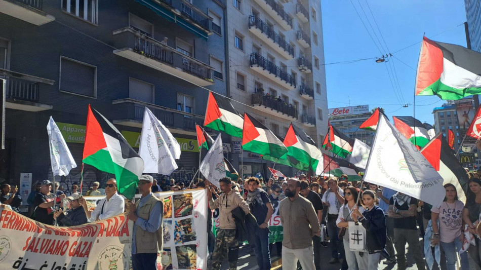 Manifestazione a Milano, un minuto di silenzio per Nasrallah