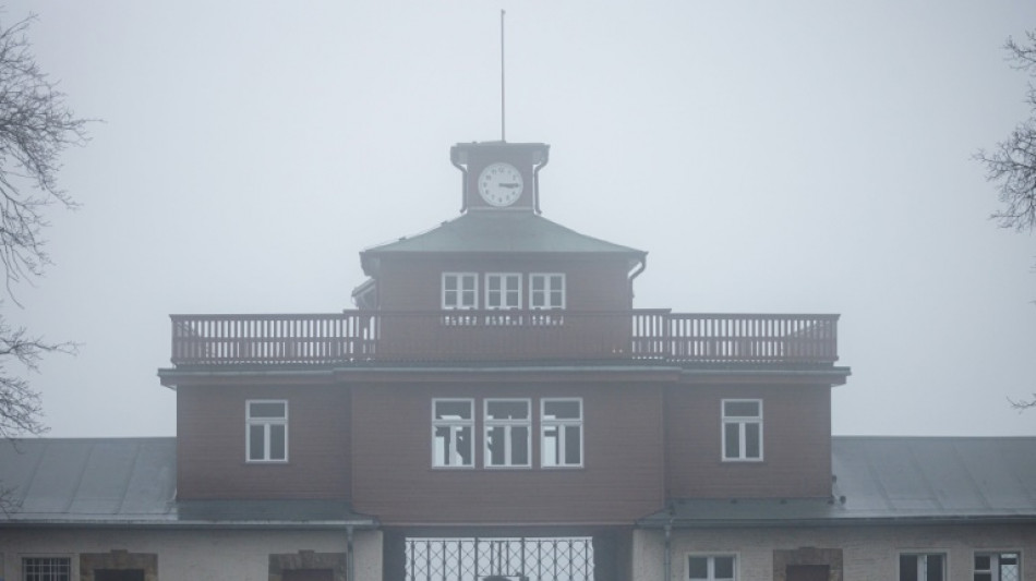 Angústia no memorial do campo de concentração de Buchenwald com vitória da extrema direita