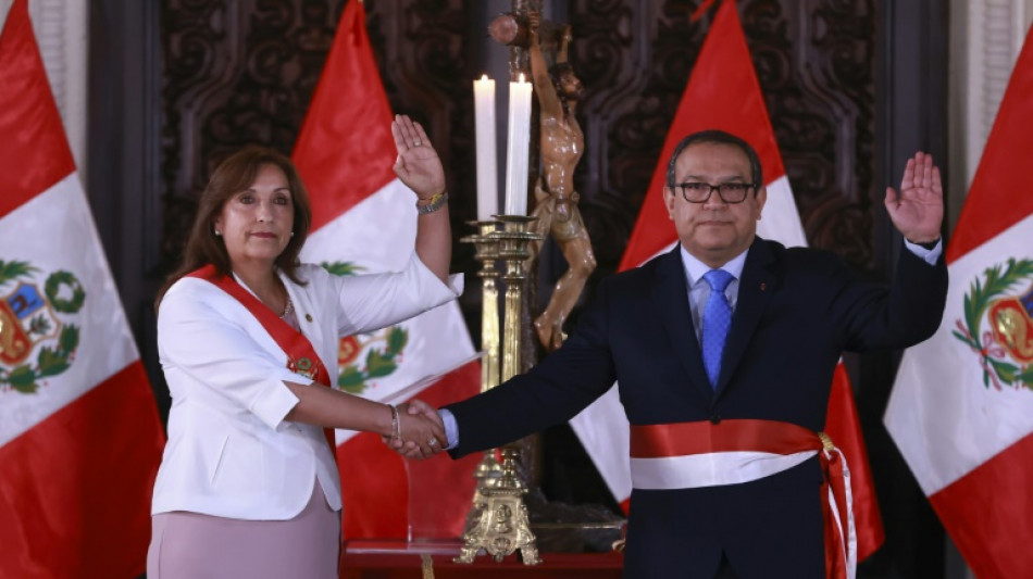 Presidenta de Perú nombra nuevos ministros y busca salir de crisis tras protestas