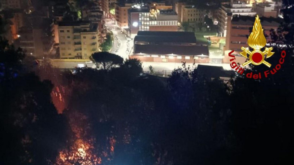 Incendio a Roma, aperto fascicolo non si esclude dolo