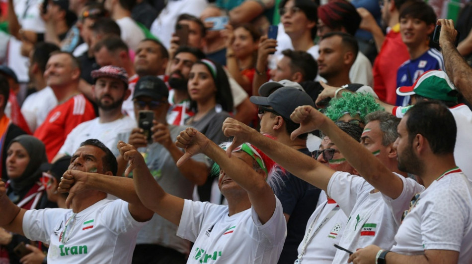 Iranische Spieler singen Hymne mit - Zensur auf der Tribüne