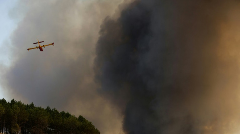 Dans la canicule et les fumées, 16.000 personnes évacuées à cause des feux en Gironde